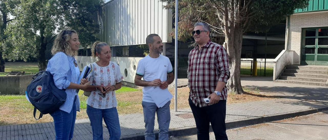 Por la izquierda, Marta Rodríguez (técnica municipal), la edil Mercedes Pérez, Ángel García y Toni Gómez (Plataforma Vecinal de La Fresneda), ayer, ante el colegio de La Fresneda. | L. Palacios