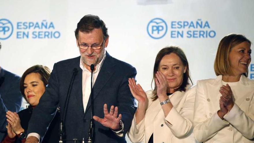 Rajoy, ayer, junto a su mujer, Soraya Sáenz de Santamaría y María Dolores de Cospedal.