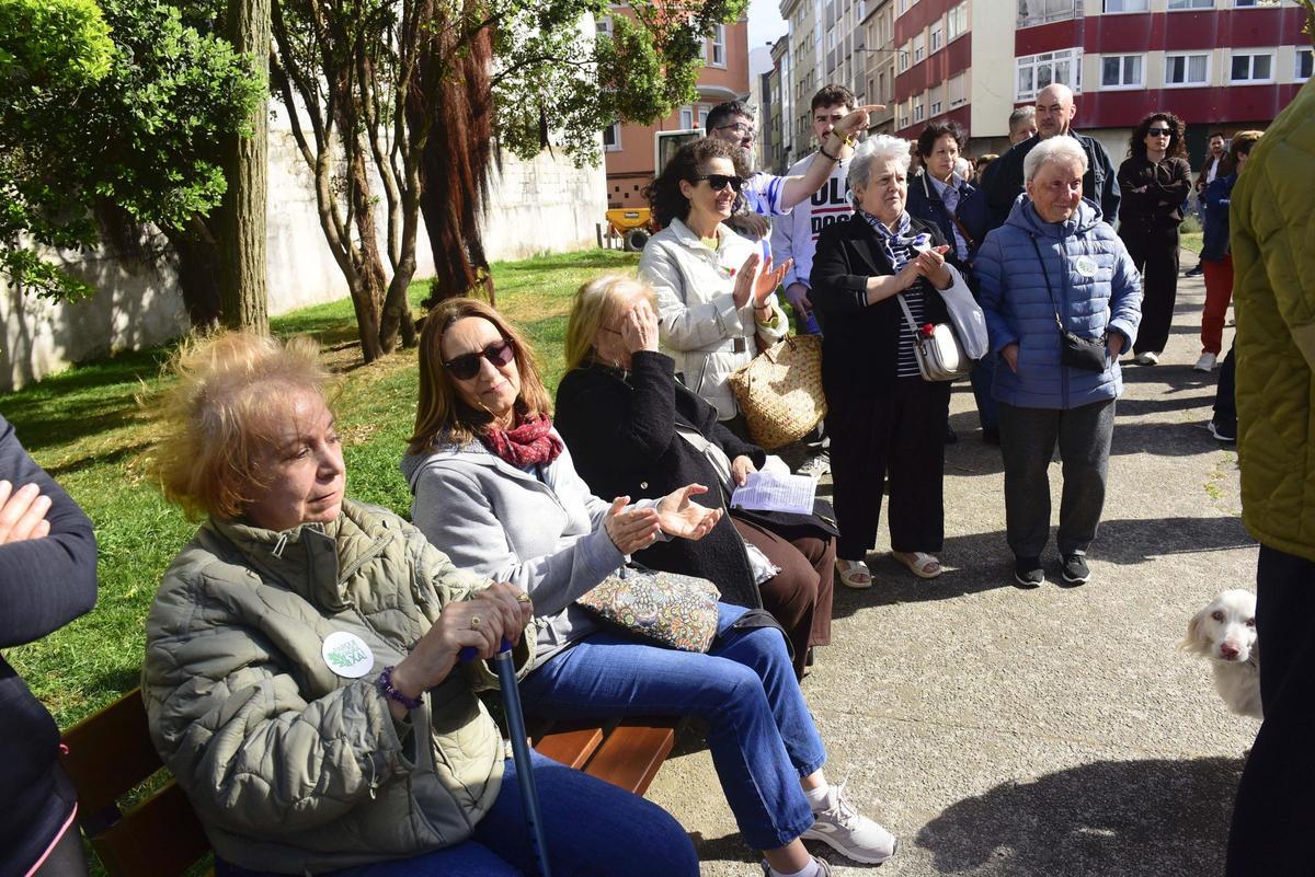 La manifestación, con un centenar de asistentes, contó con música y claveles conmemorando la revolución del 25 de abril en Portugal