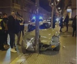Un coche deportivo se empotra contra una farola en el centro de Ibiza en un peligroso accidente