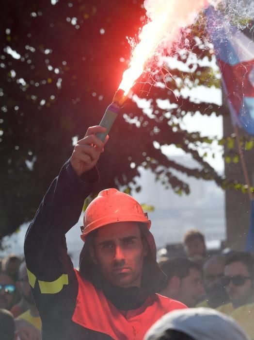 La concentración cuenta con una participación masiva - Entre los asistentes, trabajadores de la planta en Avilés y miembros de la Corporación.