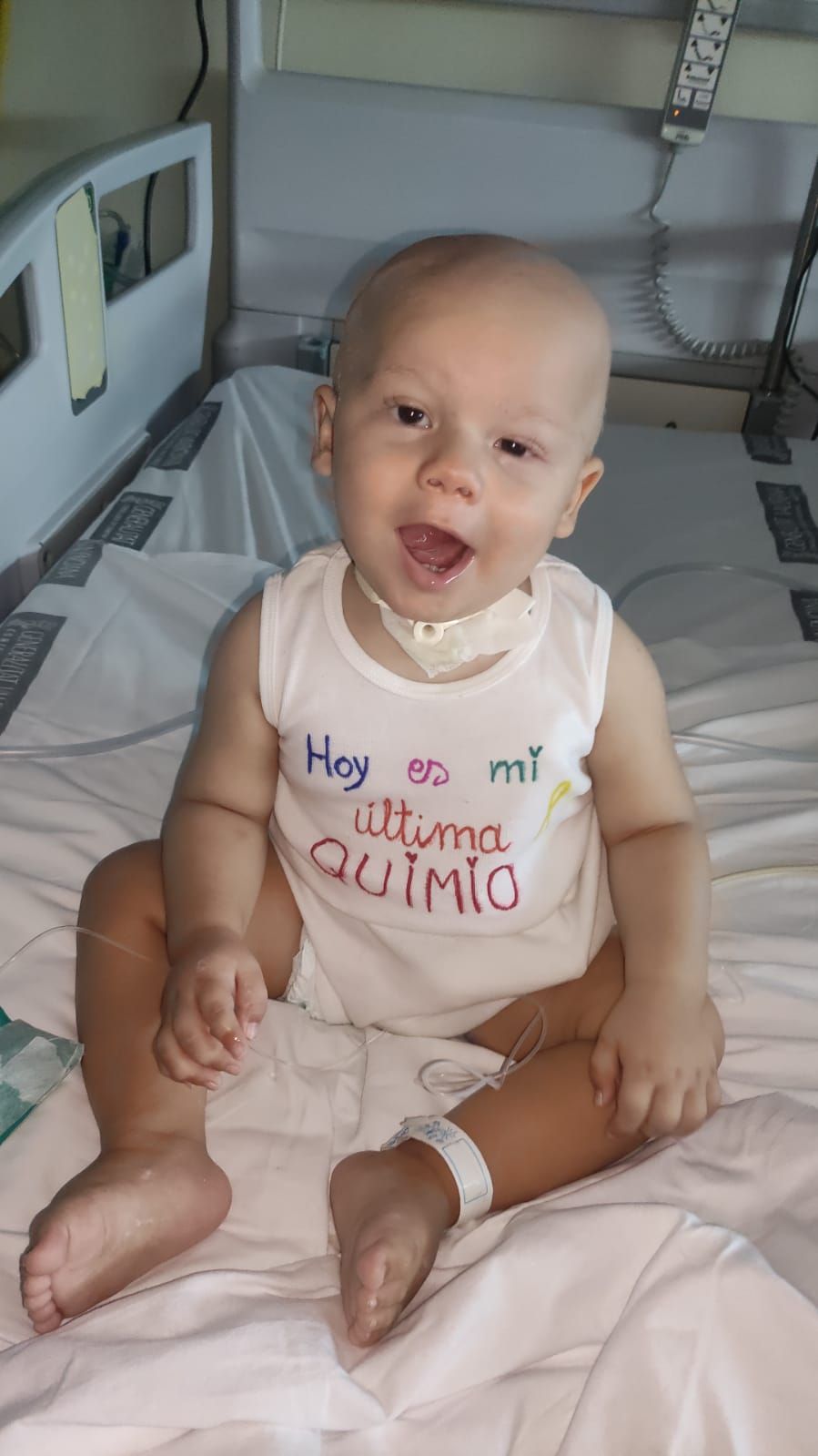 Superbollete en su cama pero viendo el final del tratamiento. / CEDIDA POR LA FAMILIA