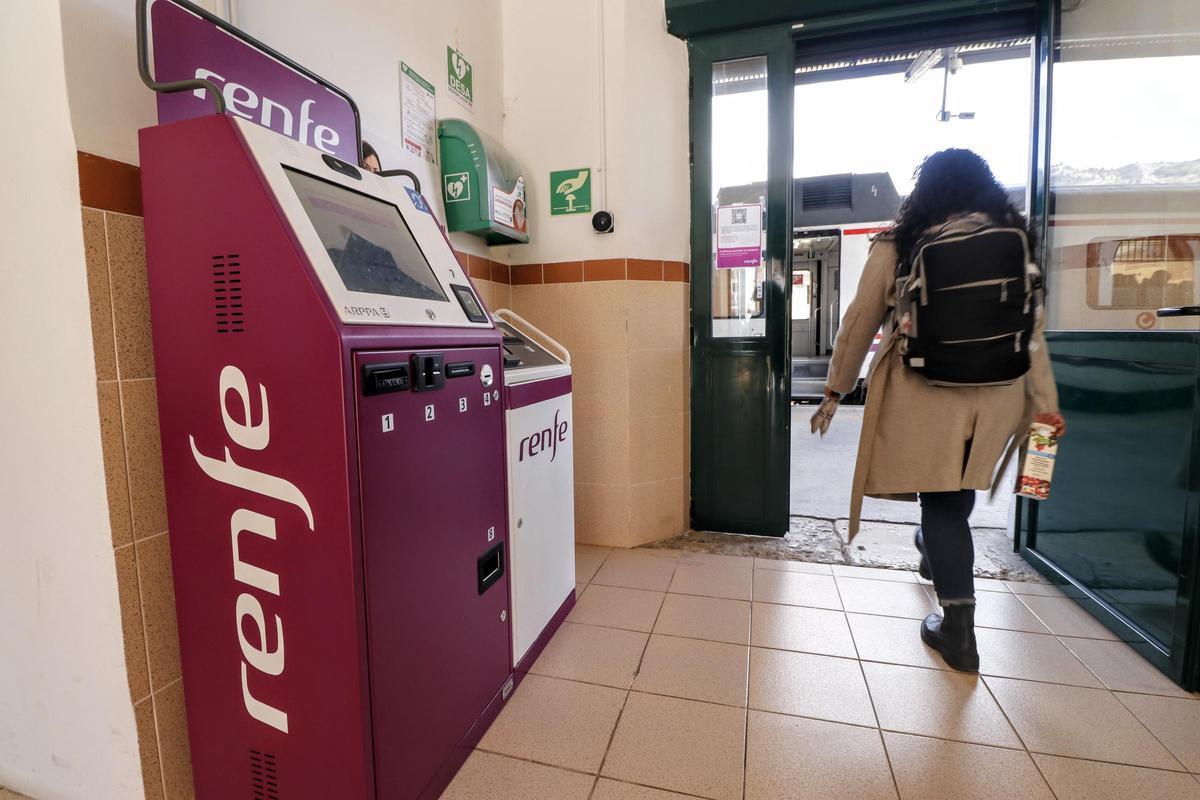 Una pasajera atravesando la pequeña sala de espera de la terminal ferroviaria de Alcoy, antes de tomar el tren.