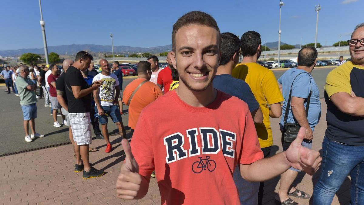 Luis Cerpa, abonado de la UD, haciendo cola en el parking del estadio de Gran Canaria