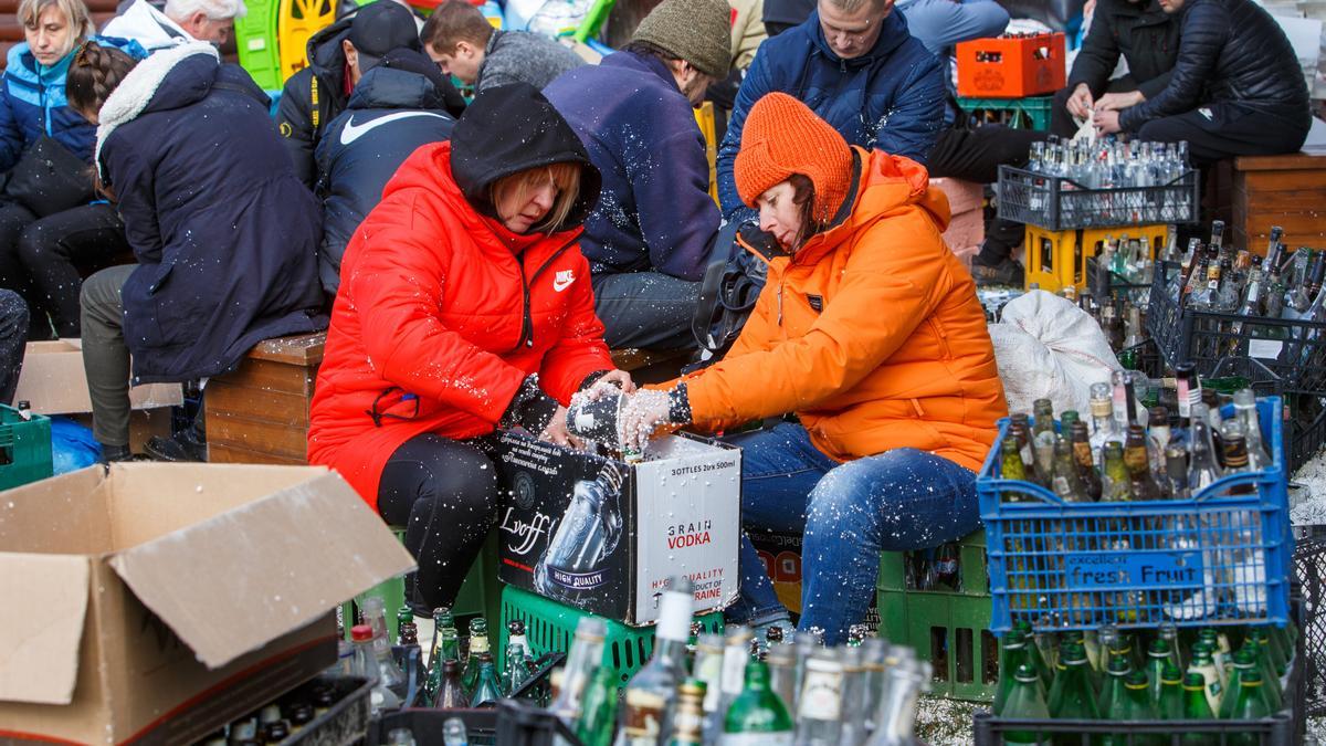 Civiles ucranianos fabricando cócteles molotov para defenderse de la invasión rusa
