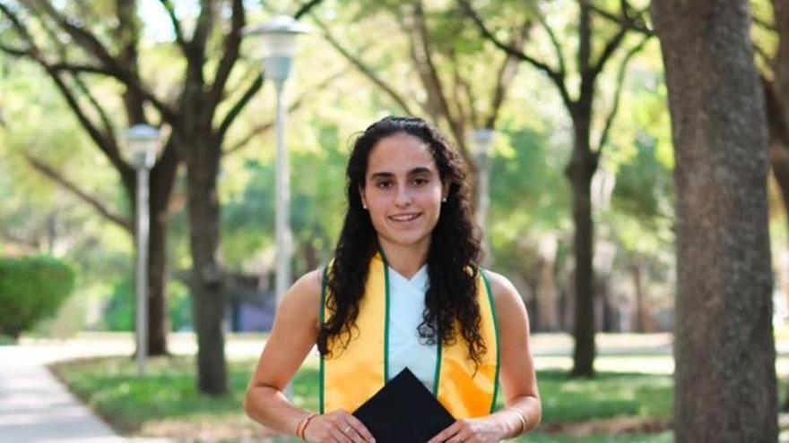 Entre ecuaciones y canastas, la avilesina Sara Lorca se gradúa con honores en Florida: "Mi futuro está en Estados Unidos, tengo la intención de quedarme"