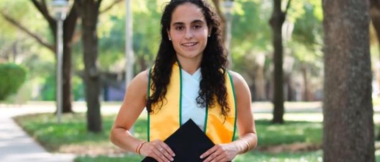 Sara Lorca con el birrete y la beca en el día de su graduación.