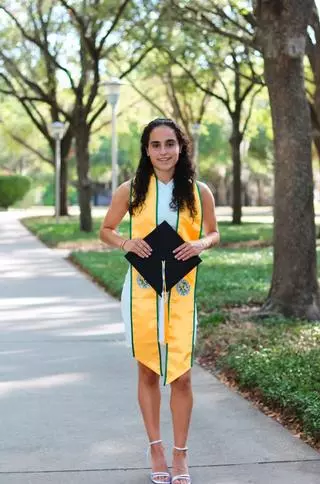 Entre ecuaciones y canastas, la avilesina Sara Lorca se gradúa con honores en Florida: "Mi futuro está en Estados Unidos, tengo la intención de quedarme"