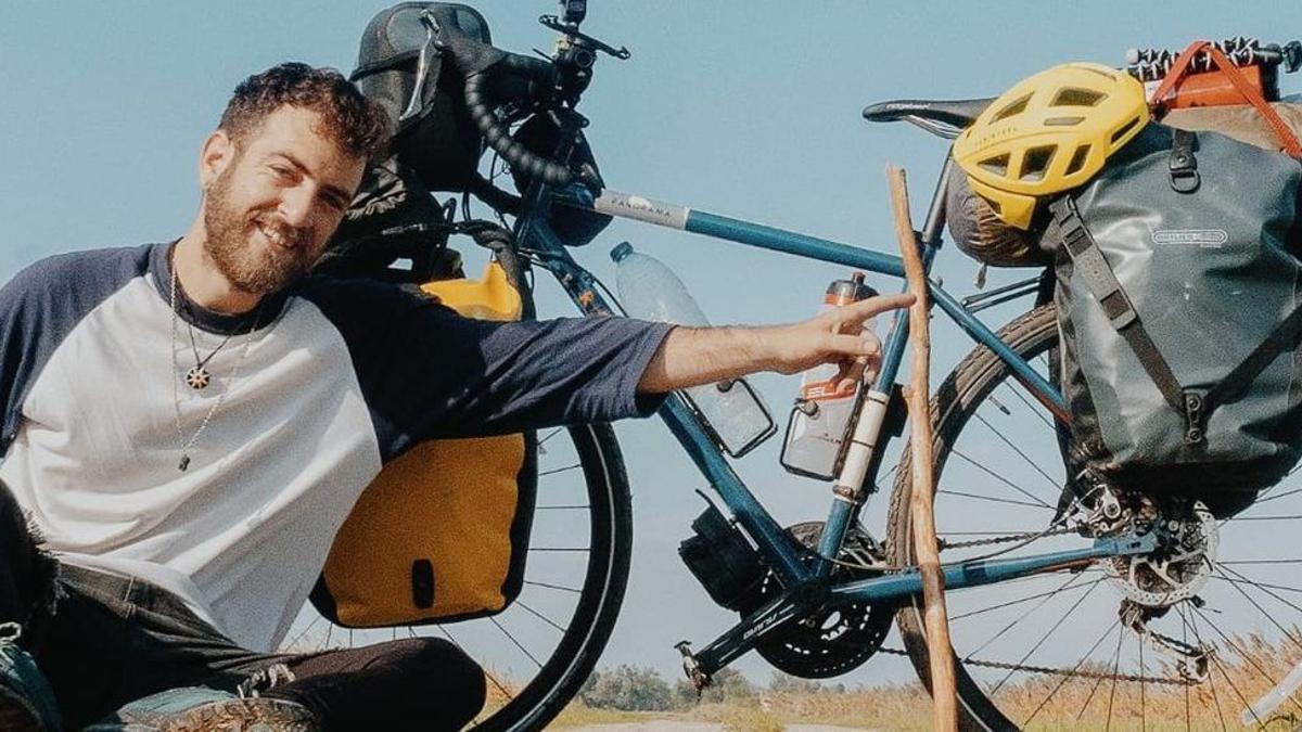 Miquel Sorell junto a su bicicleta.
