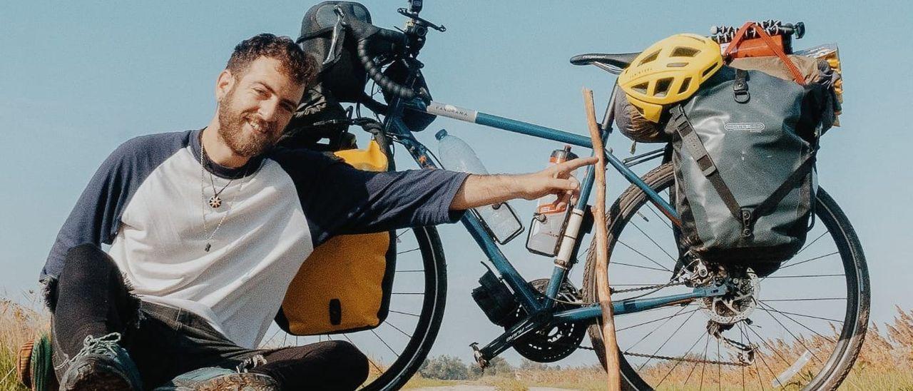 Miquel Sorell junto a su bicicleta.