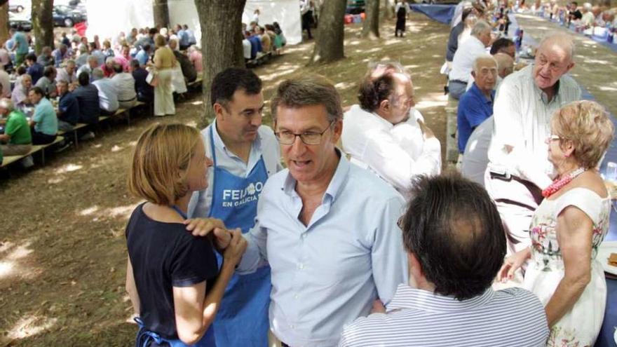 Feijóo charla con algunos de los asistentes antes de comenzar la comida. // Bernabé/Luismy