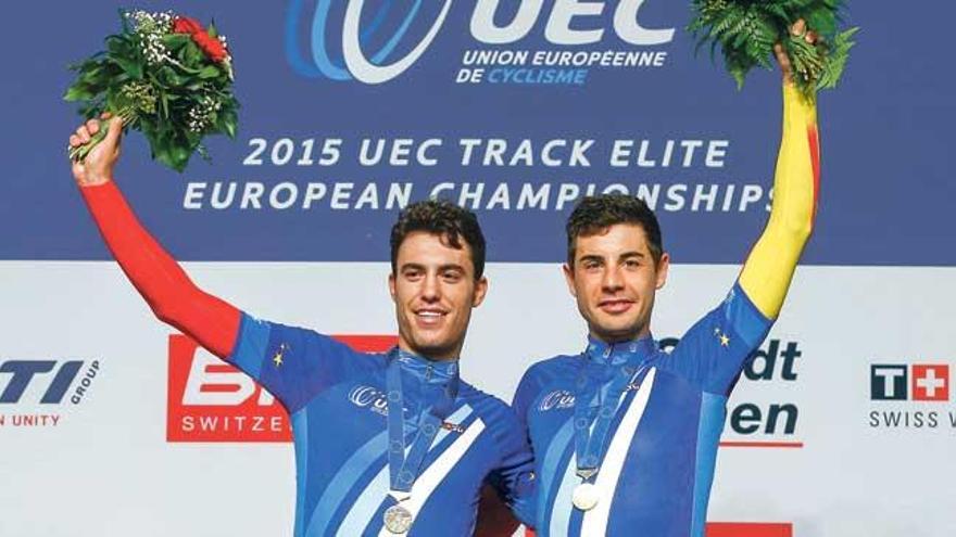 Albert Torres y Sebastián Mora con sus medallas y maillots de campeones de Europa.