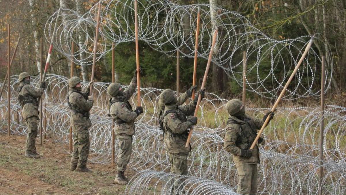 Soldados polacos instalan alambre de espino en la frontera con el enclave ruso de Kaliningrado, en noviembre de 2022. Tomasz Wszczuk EFE