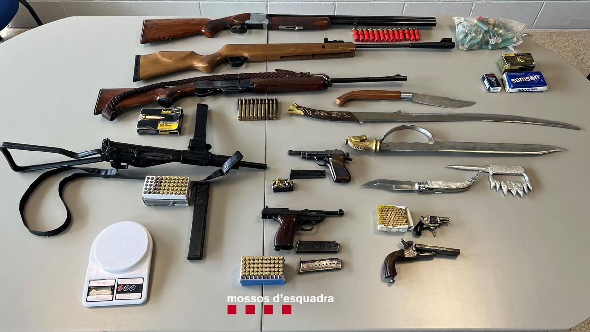 Imagen de armas encontradas en un narcopiso en Vilafant
