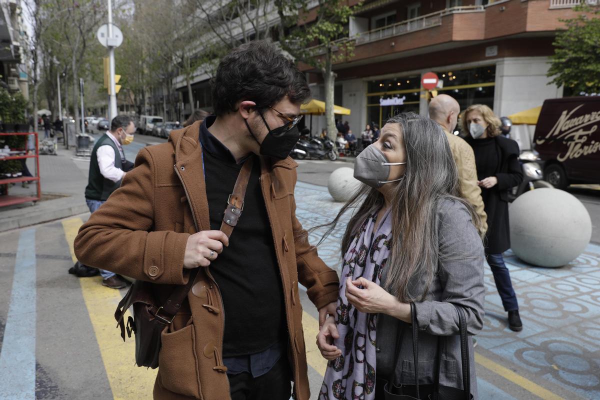 Miqui Otero y Olga Merino, en la reunión para la foto de escritores de Sant Jordi