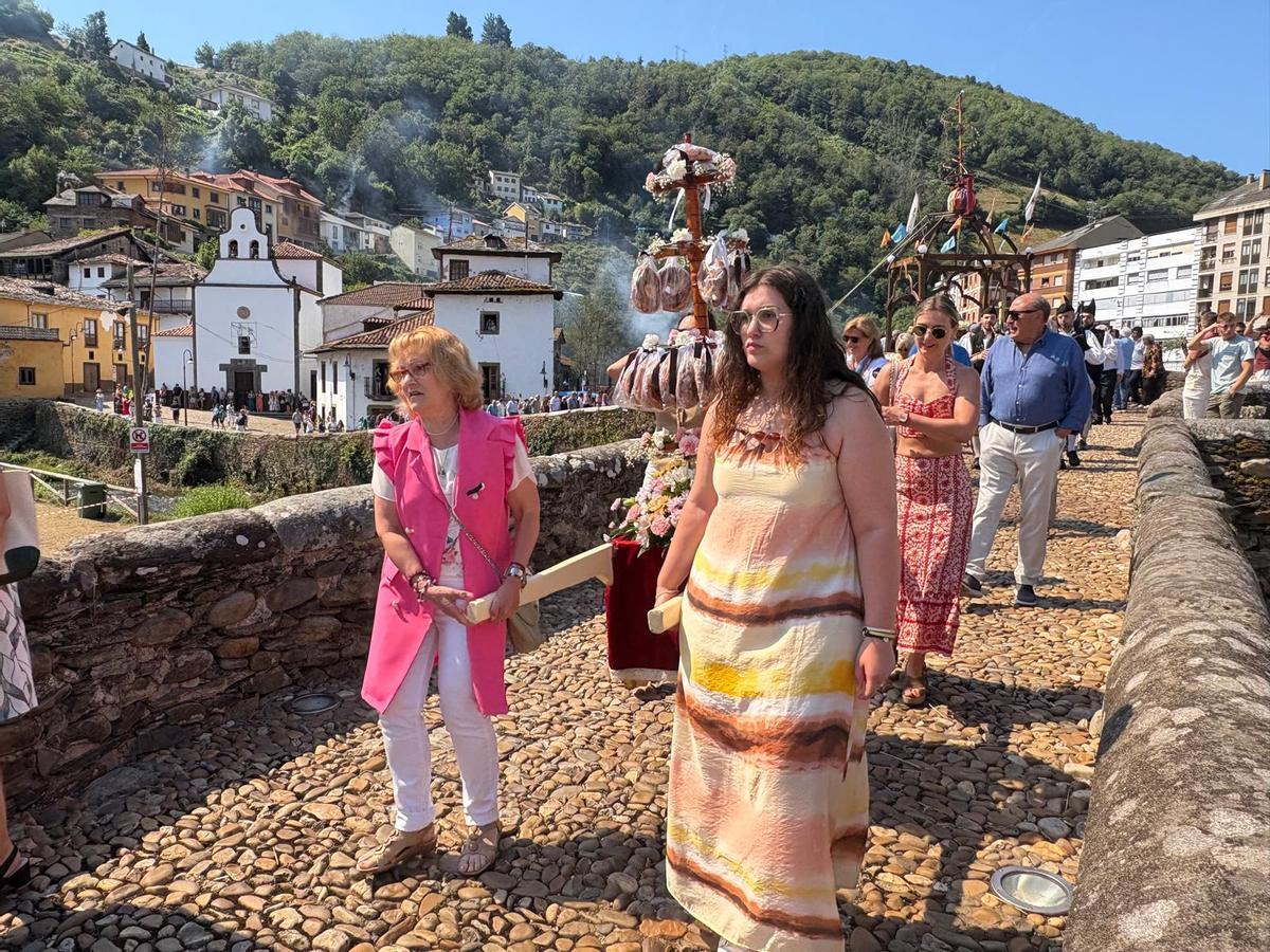 La pólvora acompañó a la primera procesión del Carmen en Cangas del Narcea