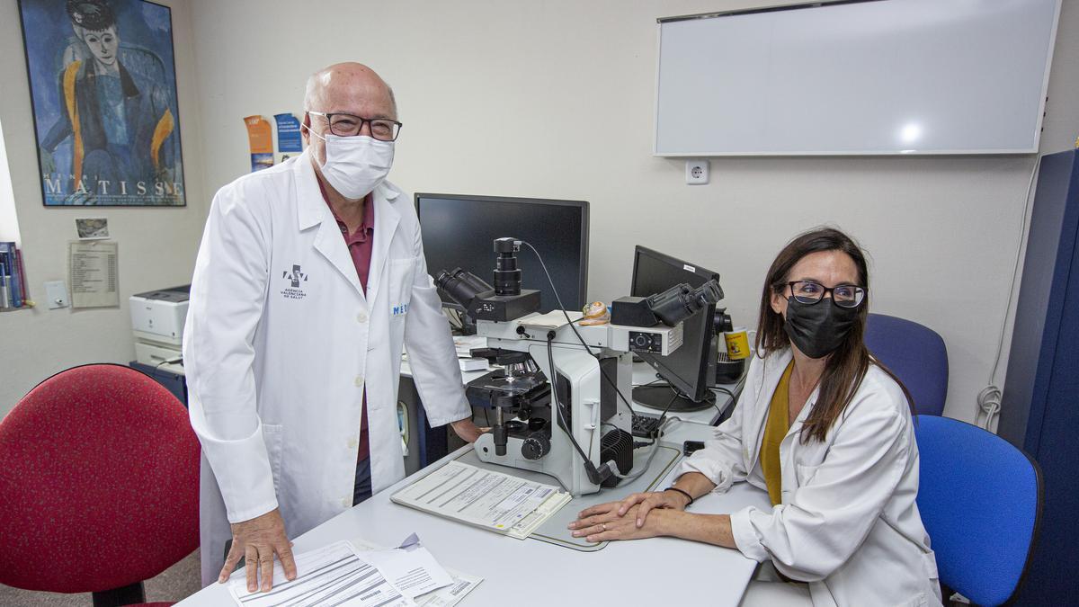 La doctora Alenda toma el relevo del doctor Aranda como jefa del Servicio de Anatomía Patológica