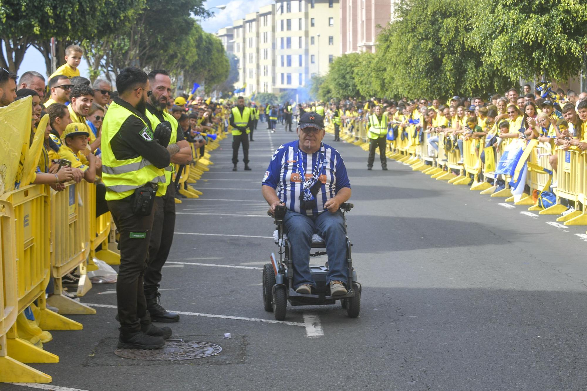 La afición recibe a la guagua de la UD Las Palmas en Fondos de Segura