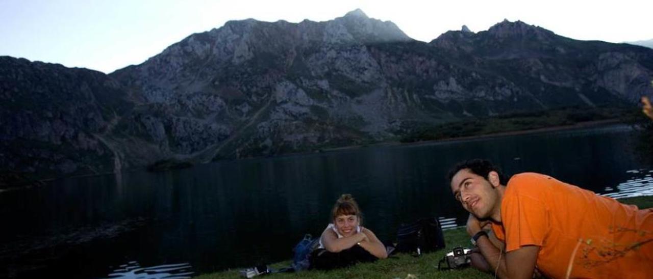 Los turistas Miguel Rodríguez y Miriam Redondo, en el lago del Valle.