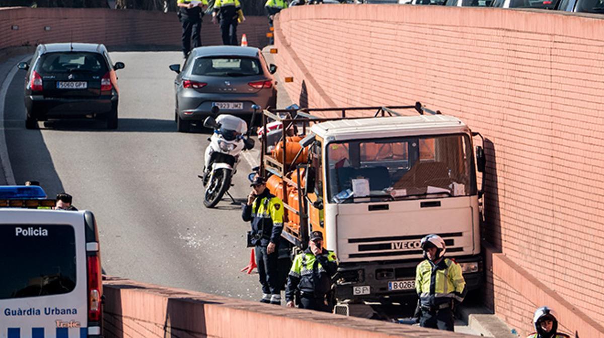 Persecució a trets a la Ronda Litoral després del robatori dun camió de butà