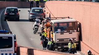 Así hemos contado la detención a tiros de un camión de butano que ha embestido varios coches en Barcelona