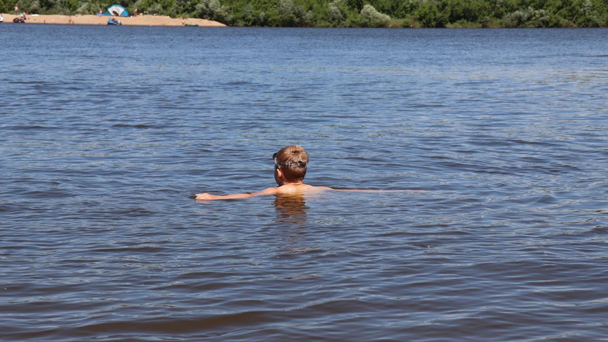 Un niño nadando en el mar