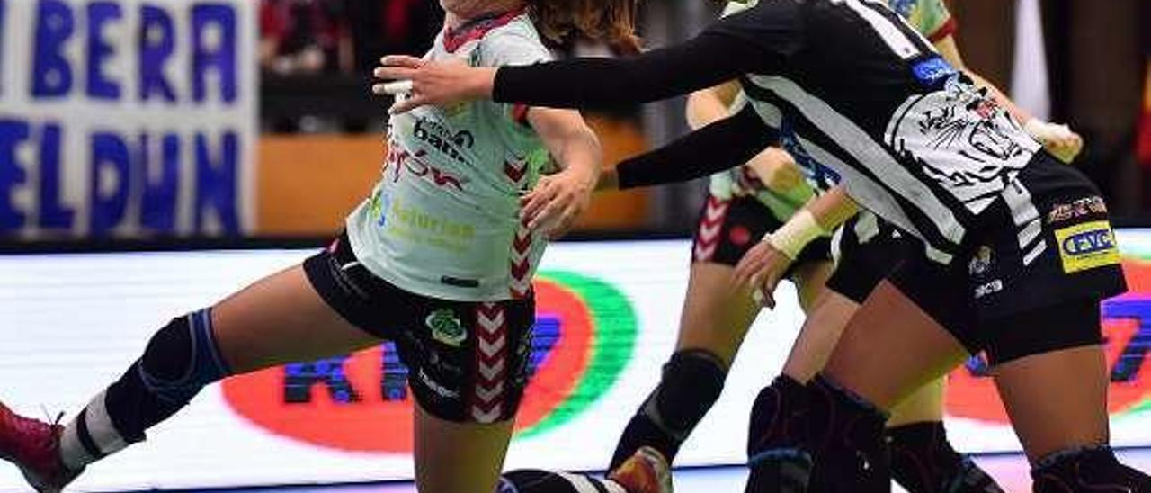Marizza Faría supera la defensa de Campigli.
