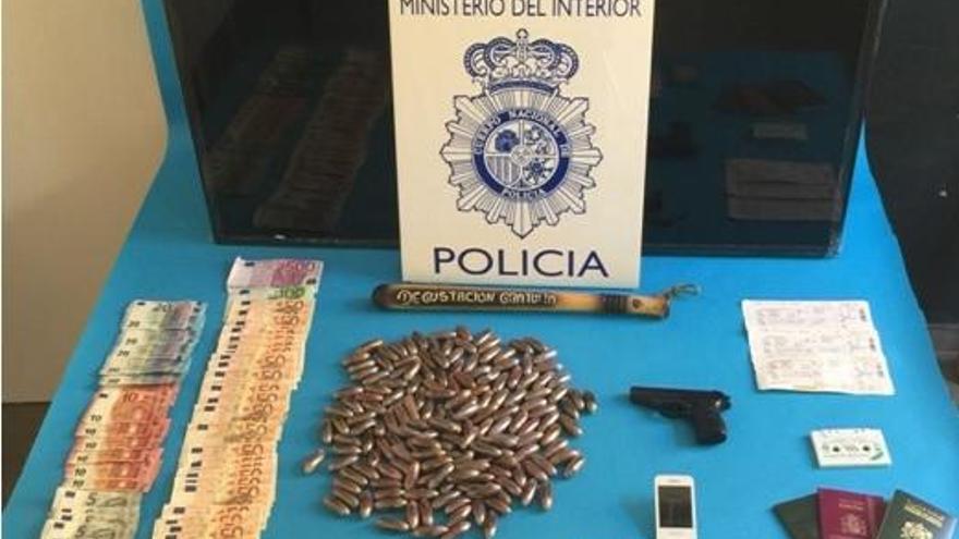 Desarticulan un punto de venta de hachís con dos detenidos