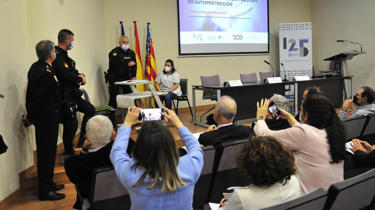 Un momento del taller de prevención y medidas de autoprotección contra las agresiones a sanitarios este viernes en Elche