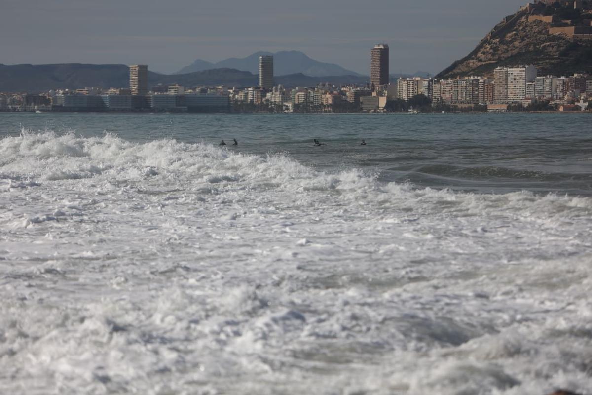 El temporal reúne a surfistas en busca de las mejores olas en la Caleta