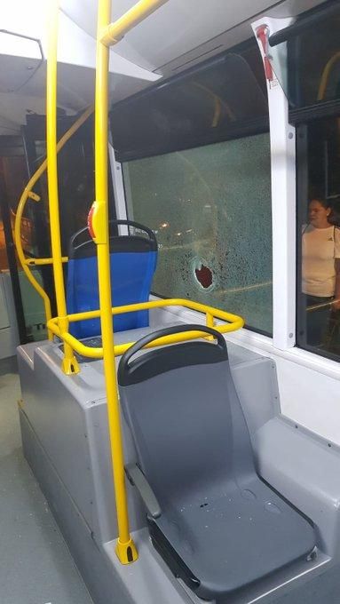 Tiran una piedra contra una guagua en la capital grancanaria