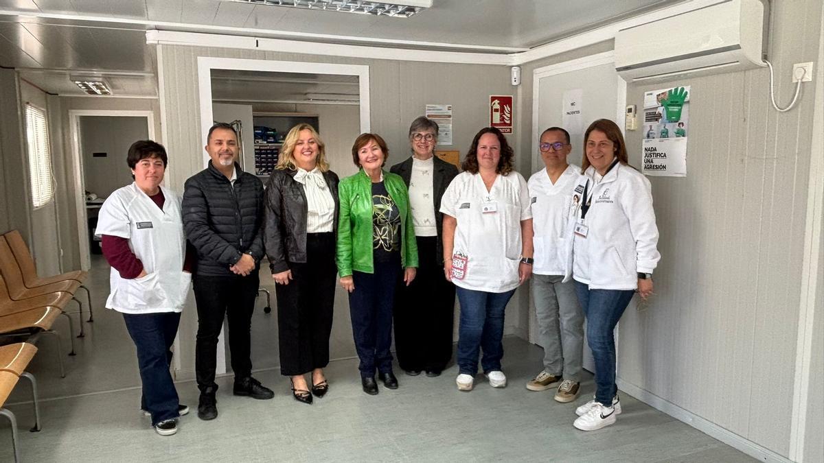La alcaldesa, la concejala de Sanidad y el director del departamento de salud junto al personal del consultorio