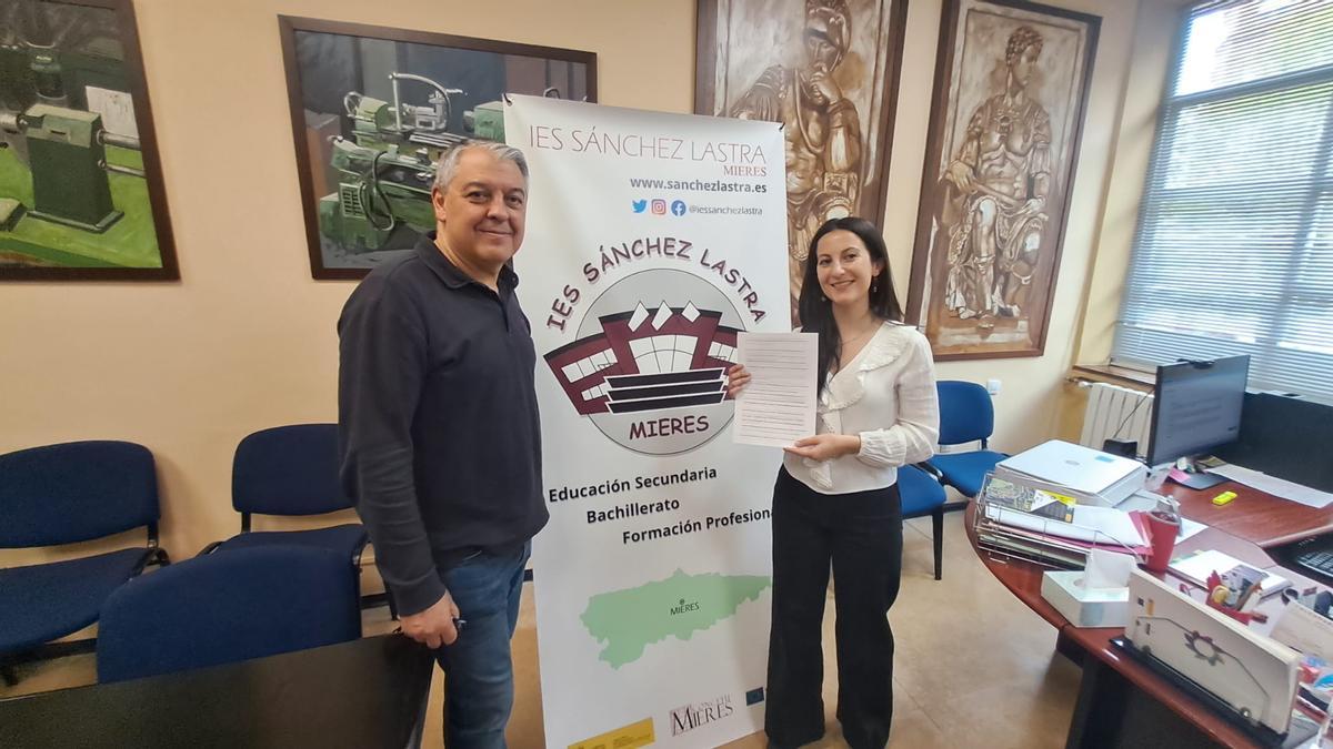 Javier Coto y Alba Fernández, jefes de estudio del IES Sánchez Lastra, con una de las preinscripciones.