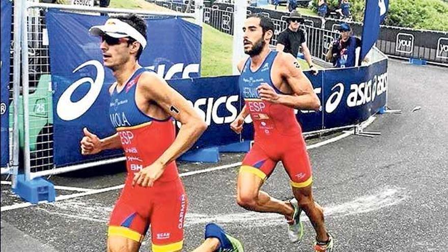 Mario Mola y Vicente Hernández durante la carrera a pie de ayer.