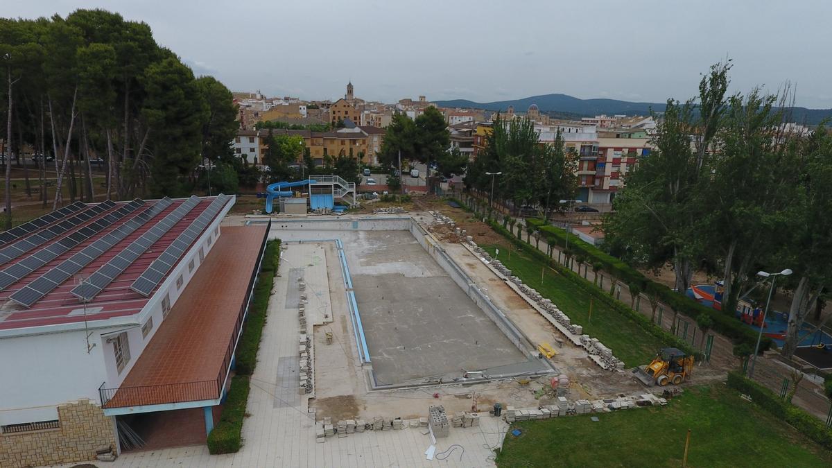 Obras en la piscina municipal de Requena.