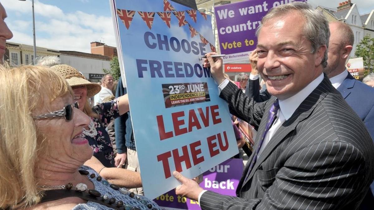 El líder del partido eurófobo UKIP, Nigel Farage, en plena campaña por el 'brexit'.