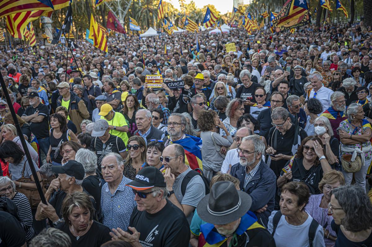 Más de 60.000 personas, según la organización, se citan bajo el Arc de Triomf de Barcelona para reivindicar el 1-O Abucheos a Forcadell y Rovira y aclamación a Puigdemont en el acto convocado por el Consell per la República