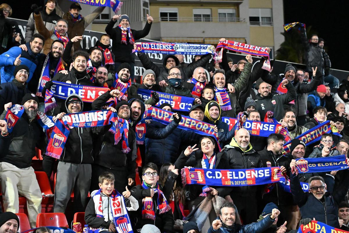 La afición del CD Eldelse anima a su equipo en el Nuevo Pepico Amat de Elda.
