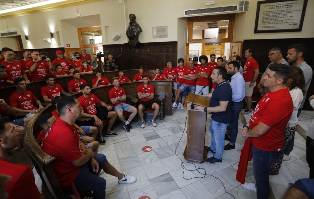 El Saguntino festeja su vuelta a Segunda División.