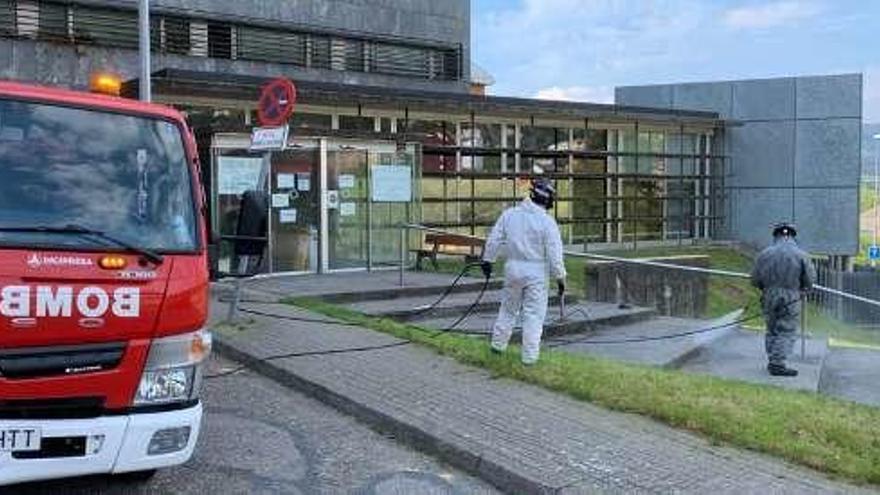 Limpieza en el exterior de un centro de salud.