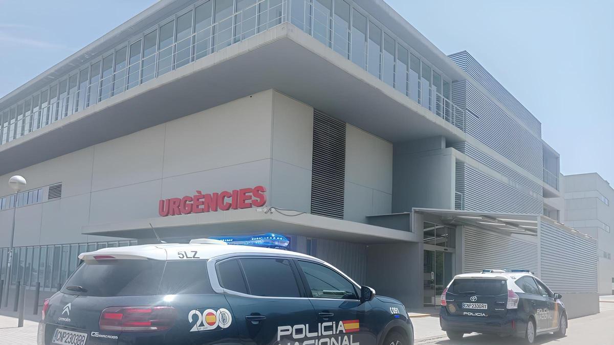 Vehículos de la Policía Nacional en el Hospital de Gandia
