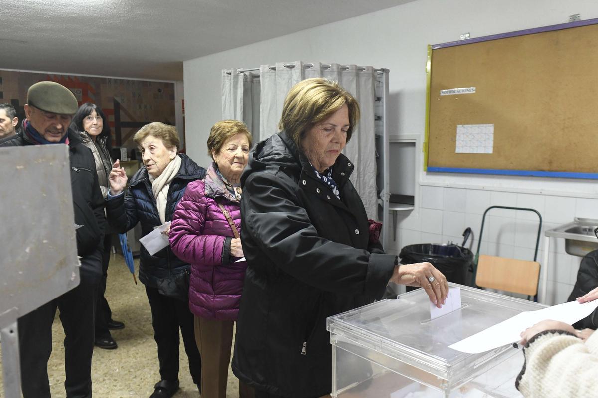 Vecinos de Las Torres de Cotillas votan en la consulta popular sobre la instalación de una planta de biogás, el pasado domingo.