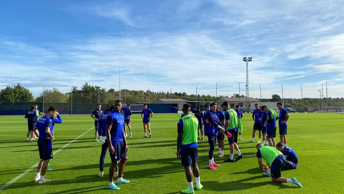 Entrenamiento del Levante previo al Ibiza en Buñol