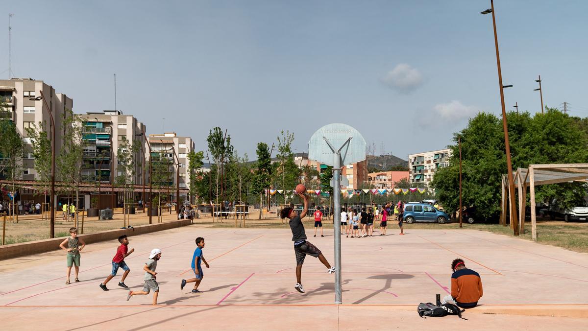 Niños y niñas juegan en el el Paque de l’Aqüeducte de Ciutat Meridiana