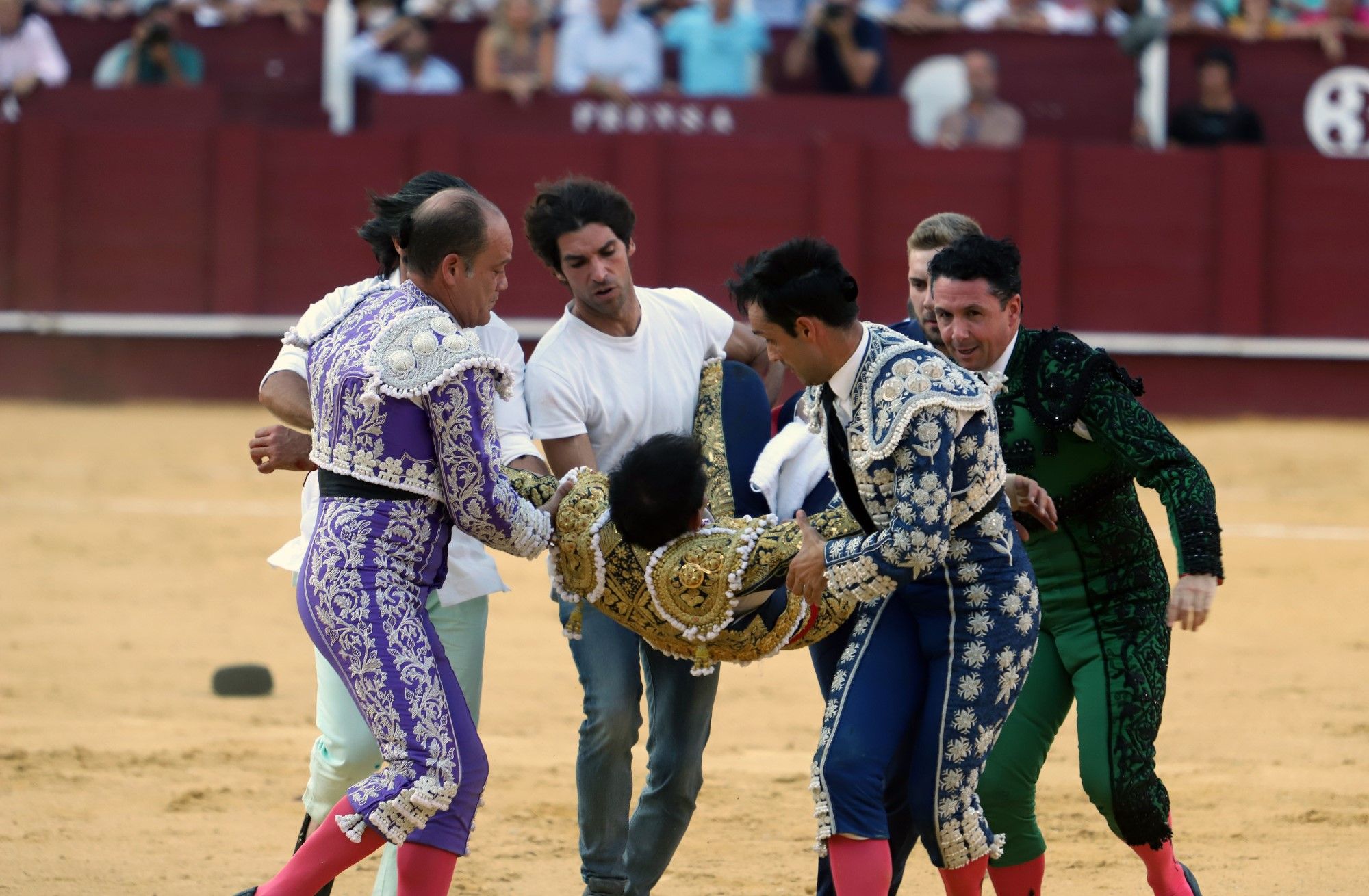 Las imágenes de la cuarta corrida de abono en La Malagueta y de la cogida de Jiménez Fortes