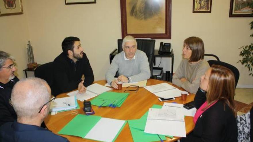 El alcalde de Novelda durante la reunión con las alcaldesas de Aspe y Monforte del Cid.