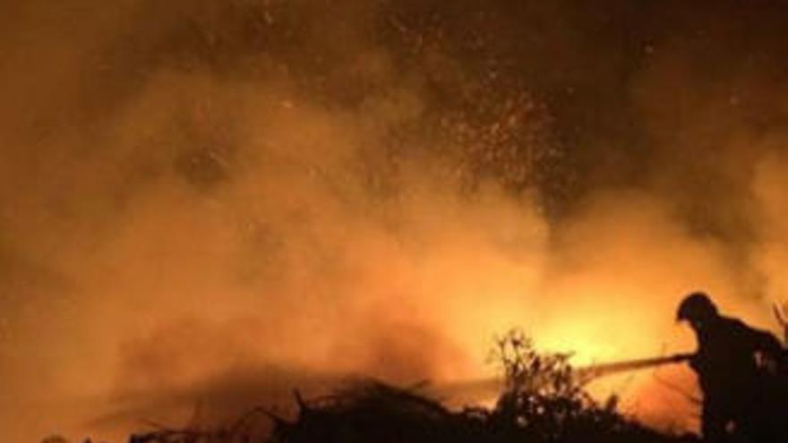 Los bomberos de La Palma sofocan un incendio tras casi 16 horas de lucha