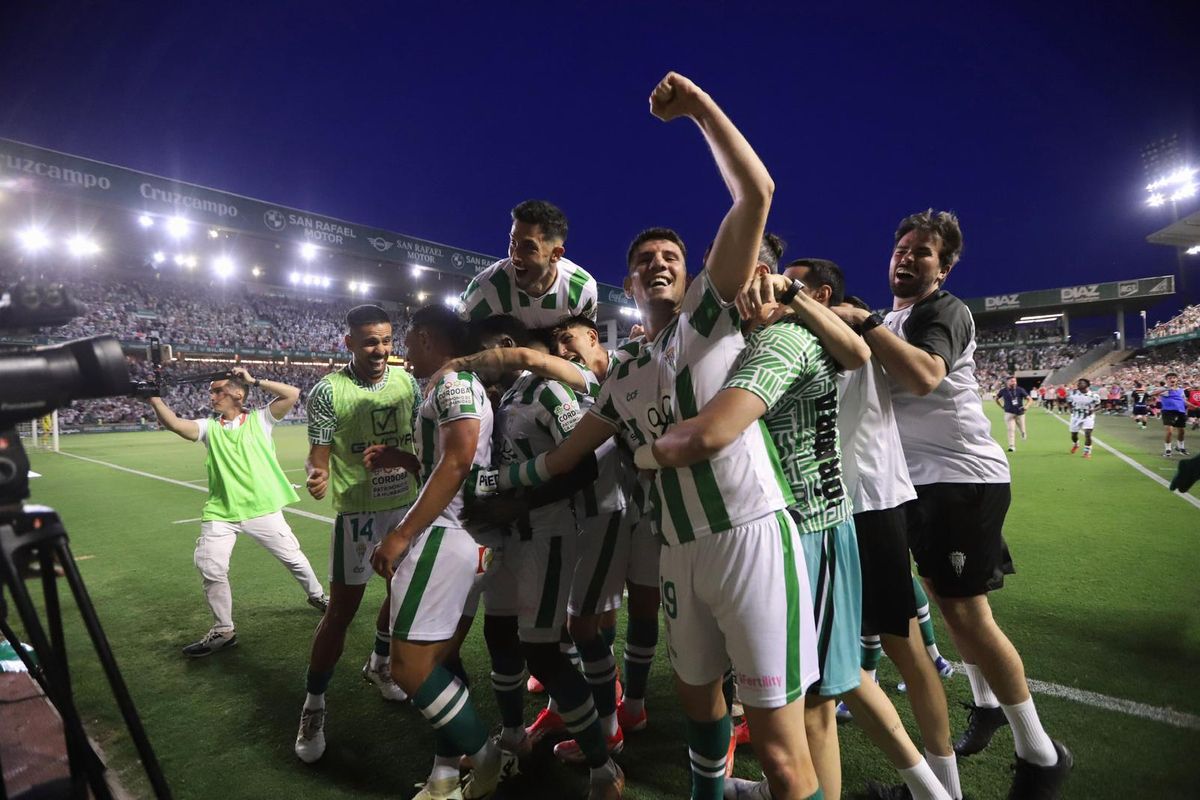 Los futbolistas del Córdoba CF celebran el gol de Kike Márquez en El Arcángel.