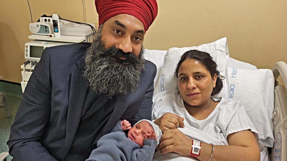 Els pares del primer nadó nascut el 2024 a l'Hospital de Figueres