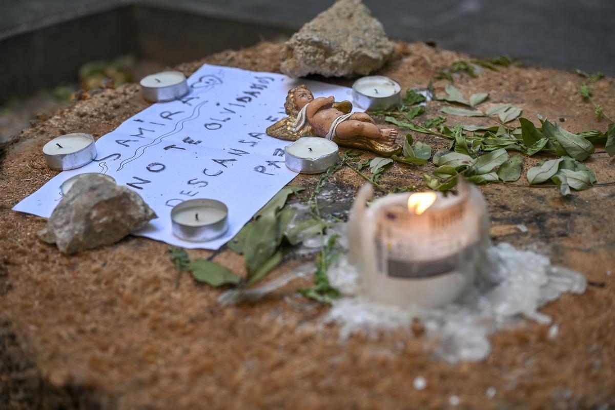 Velas y recuerdos sobre la palmera cortada de la plaza Emili Vendrell del Raval, dos semanas después de la muerte de Shamira